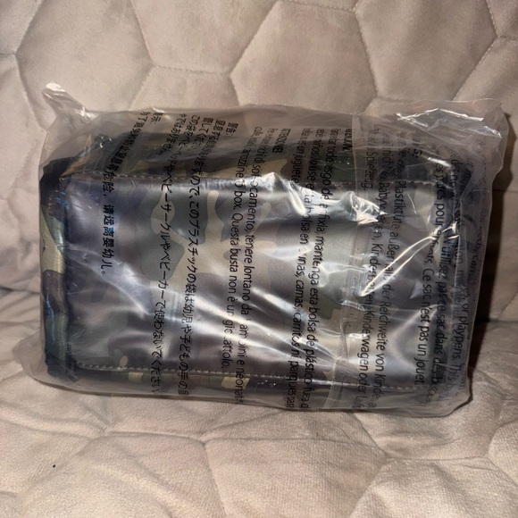 NWT still in bag, lug mini trolley cosmetic case in camo green - Picture 4 of 5